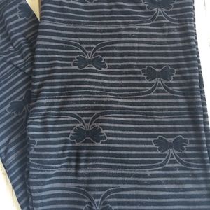 LuLaRoe Pants - Lularoe Black and Grey Bow Leggings - TC LuLaRoe Pants - Lularoe Black and Grey Bow Leggings - TC